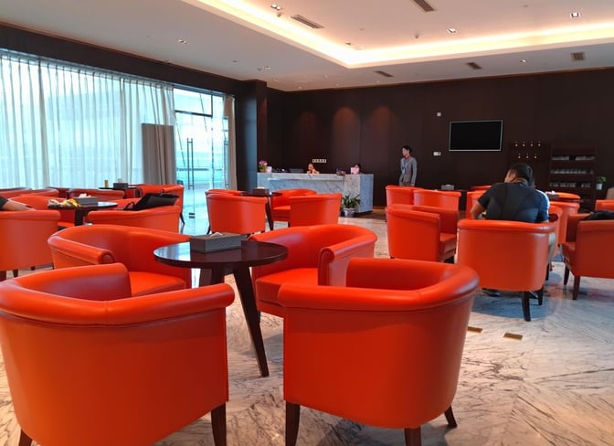 The seating area in the No. 6 Domestic First/Business Class Lounge at Wuhan Tianhe International Airport features armchairs and small tables.