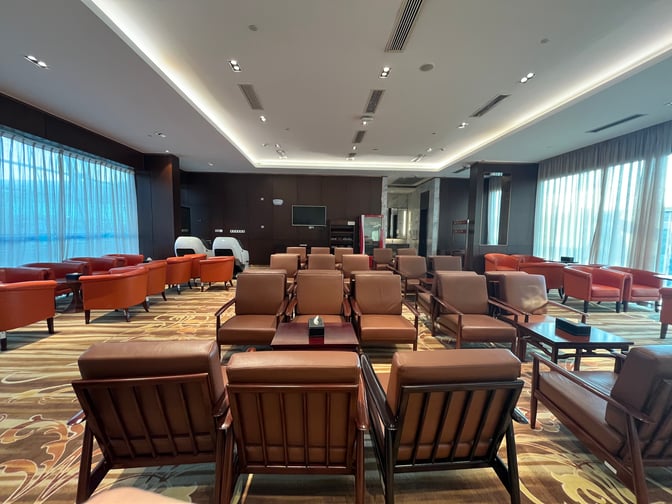 The seating area in the No.5 Domestic First Class Lounge at Wuhan Tianhe International Airport features multiple armchairs and tables.