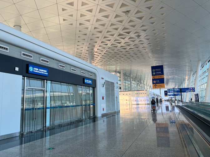 The entrance to the No.5 Domestic First Class Lounge at Wuhan Tianhe International Airport features glass doors and clear signage.