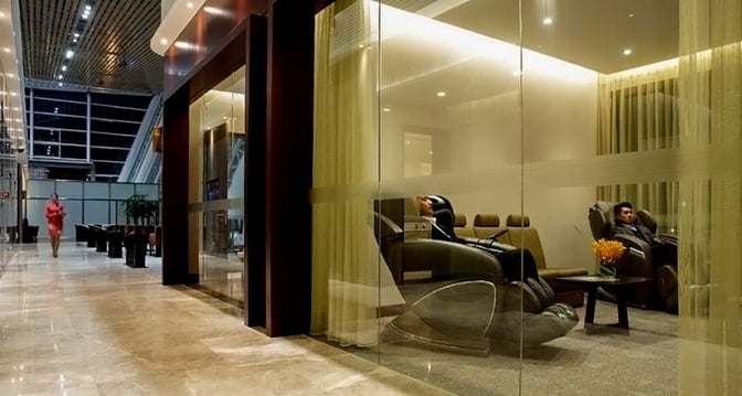 The First Class Lounge at Xiamen Gaoqi International Airport features a relaxation area with reclining chairs and semi-private seating.