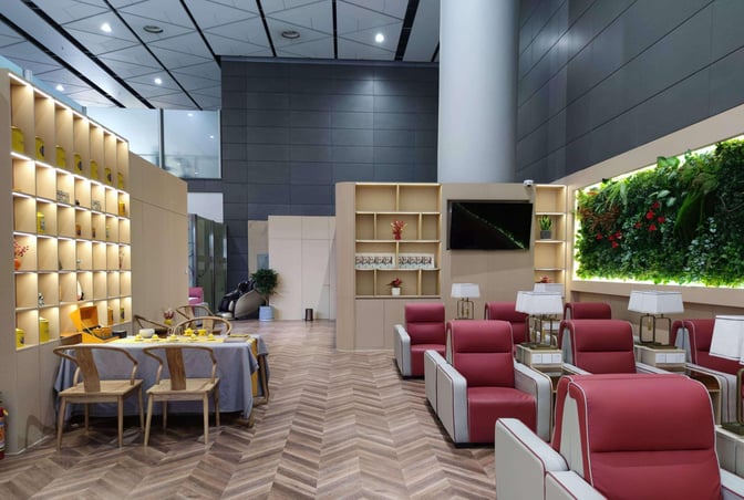 The China Southern Pearl Lounge at Xi'an Xianyang International Airport features a seating area with armchairs, a dining table, and decorative shelving.