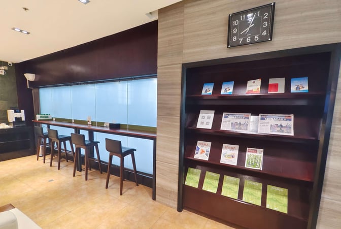 The First Class Lounge No. 3 at Xi'an Xianyang International Airport features a reading area with magazines and a counter seating space.