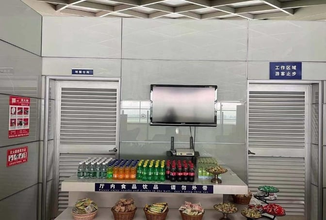 The snack station in Yangzhou Taizhou Airport's First Class Lounge offers bottled drinks and packaged snacks for passengers.