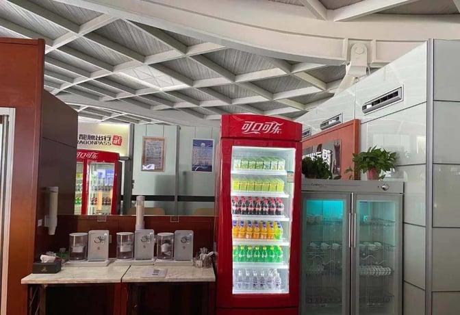 The First Class Lounge at Yangzhou Taizhou Airport features a beverage station with self-serve drink dispensers and refrigerated drink options.