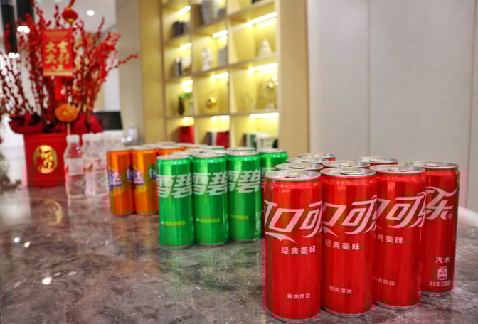 A beverage station in the No. 4 First Class Lounge at Zhangjiajie Hehua Airport offers a variety of canned drinks.